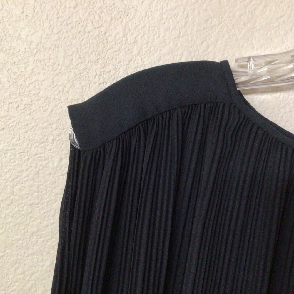 Elegant Black Pleated Midi Shift Dress - Picture 4 of 8